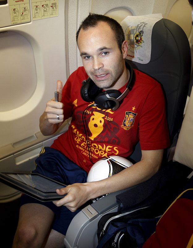 Andrés Iniesta, declarado mejor jugador de la Eurocopa de Polonia/Ucrania 2012, en el avión.