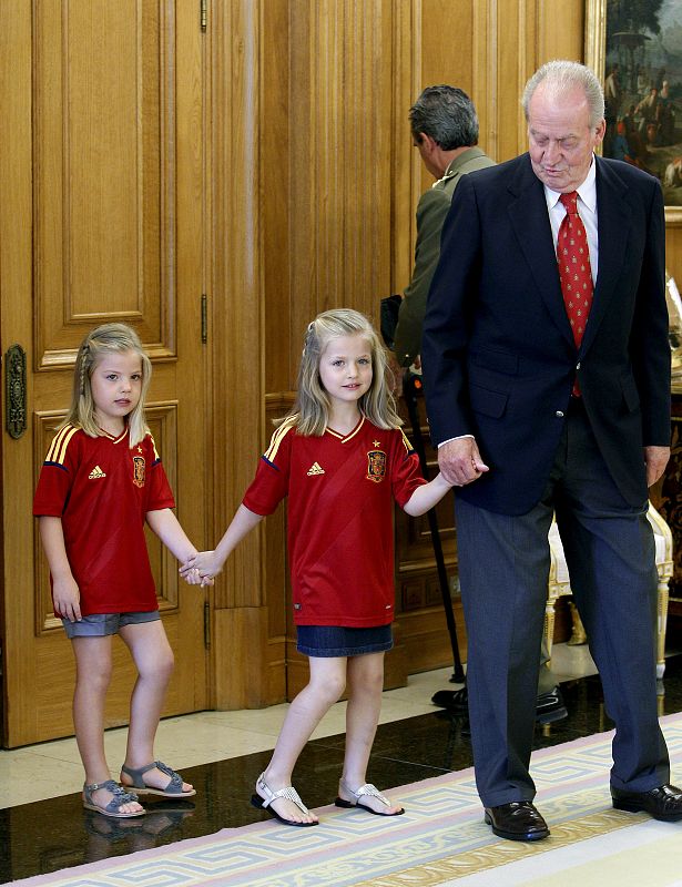 El rey Juan Carlos, junto a sus nietas Leonor y Sofía durante la recepción a los integrantes de la selección española de fútbol.