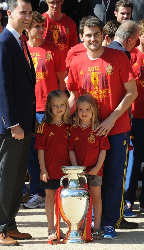 Las pequeñas Leonor y Sofía han posado además con el capitán de la selección española, con Iker Casillas