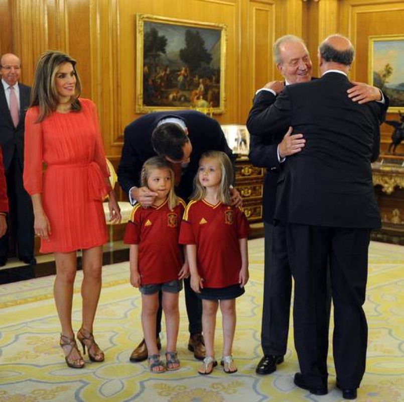 El Rey Don Juan Carlos ha recibido en el Palacio de la Zarzuela a la selección española de fútbol