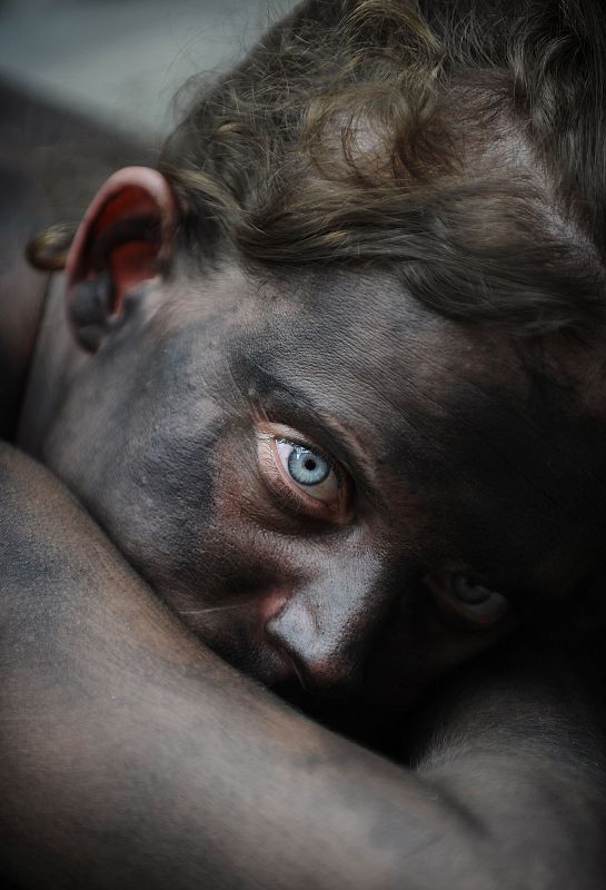 Una de las activistas contra las corridas de toros pintada de negro