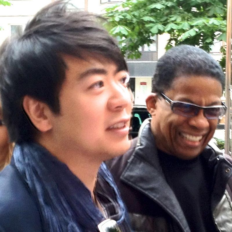 Los pianistas Lang Lang (la estrella del piano actual) y Herbie Hankock (estrella del jazz contemporáneo) se encuentran en Berlín antes de concierto que ofrecen juntos.