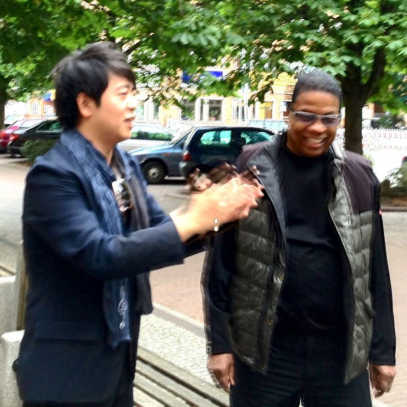 Los pianistas Lang Lang (la estrella del piano actual) y Herbie Hankock (estrella del jazz contemporáneo) se encuentran en Berlín antes de concierto que ofrecen juntos.
