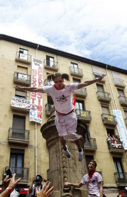 Un joven salta desde la fuente de la Plaza de la Navarreria
