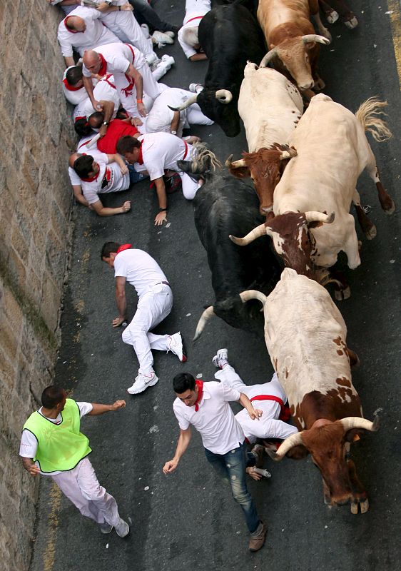 EL PRIMER ENCIERRO, PELIGROSO Y RÁPIDO, Y CON AL MENOS UNA CORNADA