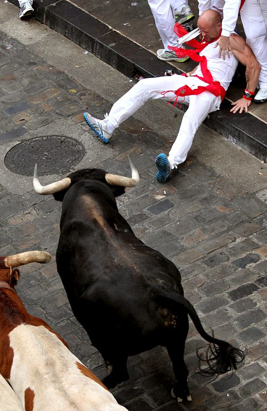 EL PRIMER ENCIERRO, PELIGROSO Y RÁPIDO, Y CON AL MENOS UNA CORNADA