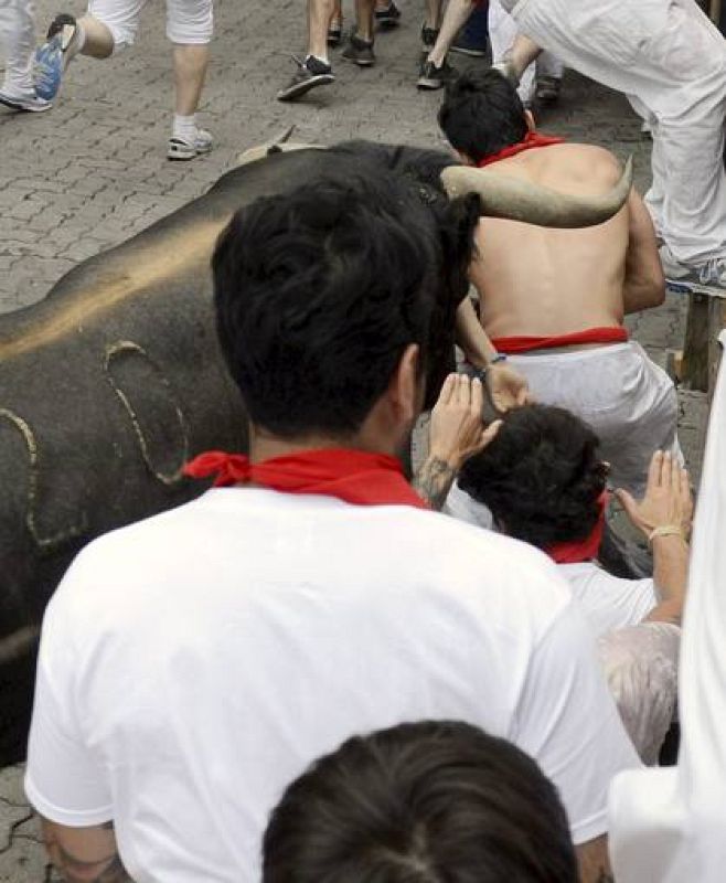 UN MIURA EN CABEZA PONE LA EMOCIÓN EN UN LIMPIO SEGUNDO ENCIERRO 