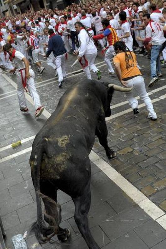 UN MIURA EN CABEZA PONE LA EMOCIÓN EN UN LIMPIO SEGUNDO ENCIERRO