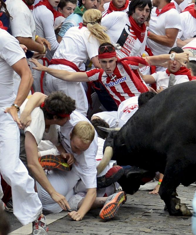 El morlaco Fugado de 545 kilos ha embestido a varios mozos