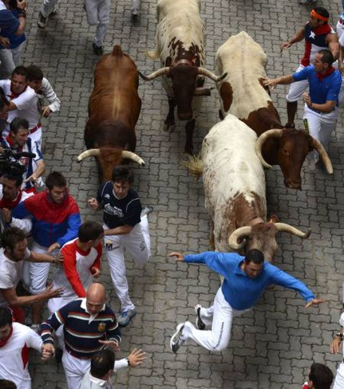 Uno de los corredores a punto de ser enganchado por un toro a la entrada de la Plaza de Toros