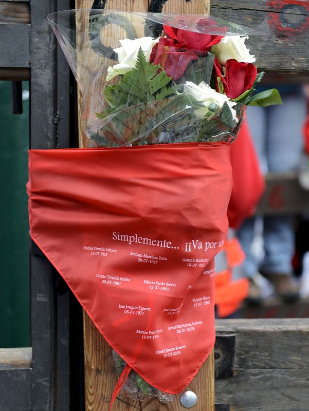 RECUERDAN CON ROSAS Y UN PAÑUELO A LOS CORREDORES MUERTOS EN LOS ENCIERROS