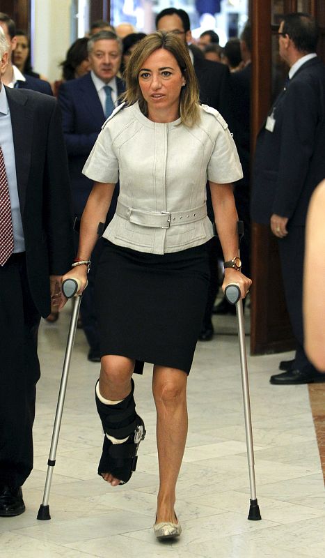 Carme Chacon entra en muletas al Congreso despues de haber sido operada del talon de aquiles
