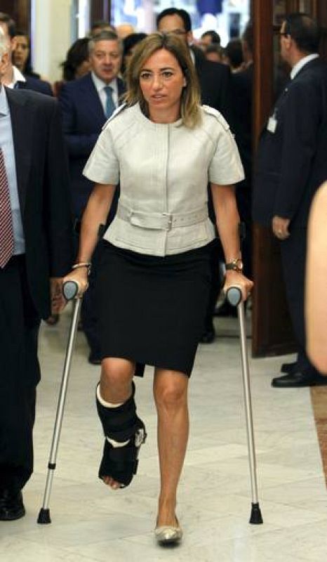 Carme Chacon entra en muletas al Congreso despues de haber sido operada del talon de aquiles
