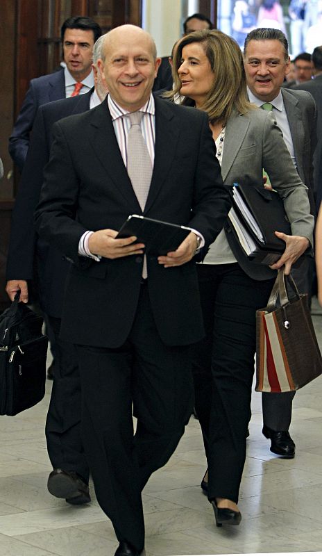 El ministro de educacion Jose Ignacio Wert junto a la ministra de empleo Fatima Banez llegando al congreso