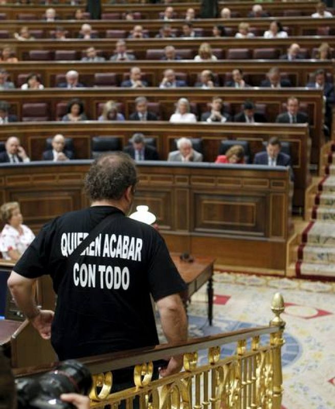 El diputado de Izquierda Plural Chesus Yuste acude al congreso con una camiseta negra en apoyo a las protestas mineras