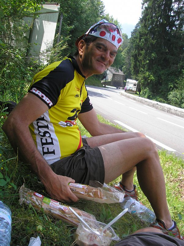 Almorzando en la cuneta a la espera del paso de los corredores en la edición del Tour 2011, a su paso por los Pirineos.