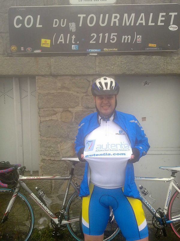 Nuestro seguidor asegura llevar el ciclismo tatuado en mi piel. Aquí le vemos reconociendo el Tourmalet