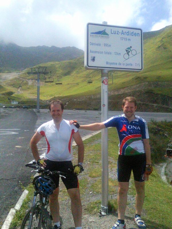 Tras coronar Luz Ardiden, un lugar de peregrinaje para el ciclismo.