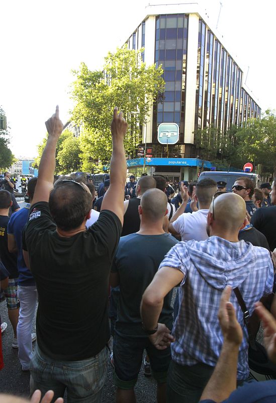 CIENTOS DE FUNCIONARIOS SE CONCENTRAN ANTE LA SEDE DEL PP CONTRA LOS RECORTES