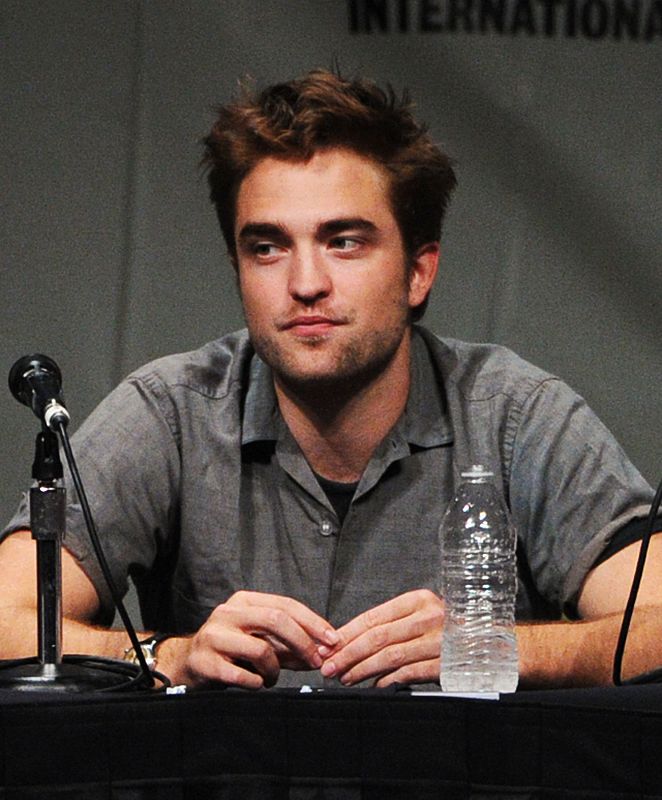 Robert Pattinson y el resto de sus compañeros de 'Crepúsculo: Amanecer- Parte 2' adelantaron algunos detalles de la última película de la saga de vampiros creada por Stephenie Meyer. El actor bromeó con la autora, sugiriéndola que escriba una nueva h