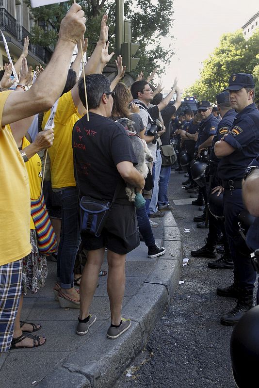 PROTESTA DE FUNCIONARIOS ANTE LA SEDE DEL PP