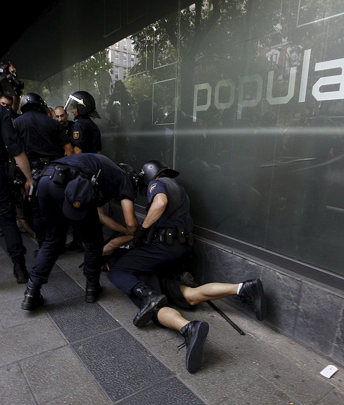 CIENTOS DE PERSONAS PROTESTAN EN LA SEDE DEL PP EN MADRID CONTRA LOS AJUSTES