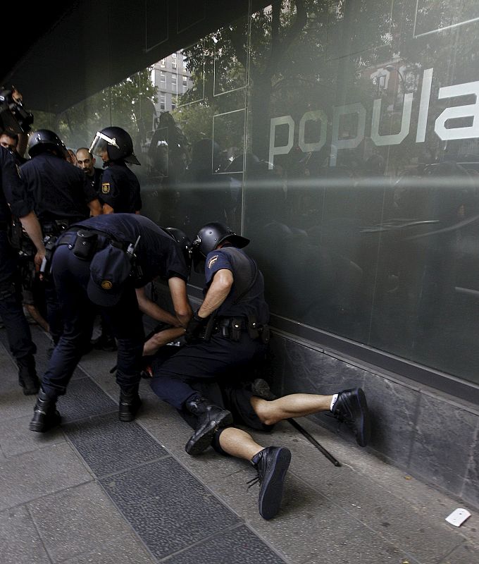 CIENTOS DE PERSONAS PROTESTAN EN LA SEDE DEL PP EN MADRID CONTRA LOS AJUSTES