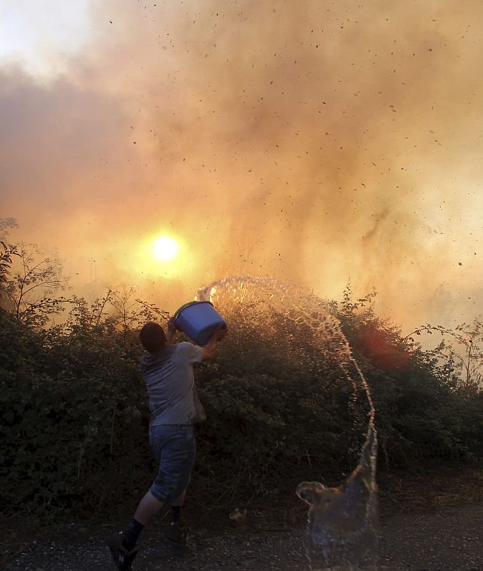 Un joven sofoca las llamas del incendio en Molinaseca