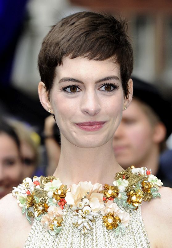 Anne Hathaway con estilo barroco