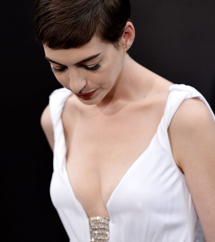 Anne Hathaway luciendo escote