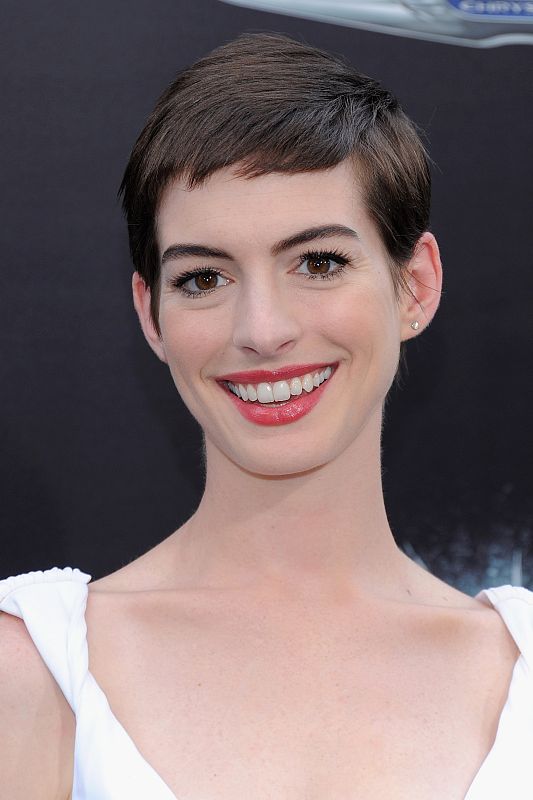 Anne Hathaway con el pelo corto