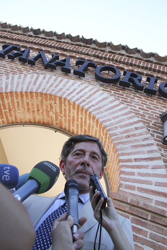 Jesús Álvarez en el velatorio de José Luis Uribarri