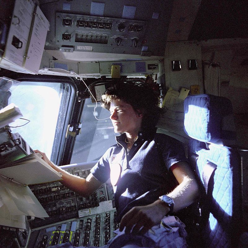 La astronauta supervisa los paneles de control de la silla del piloto en la cabina de vuelo del Challenger