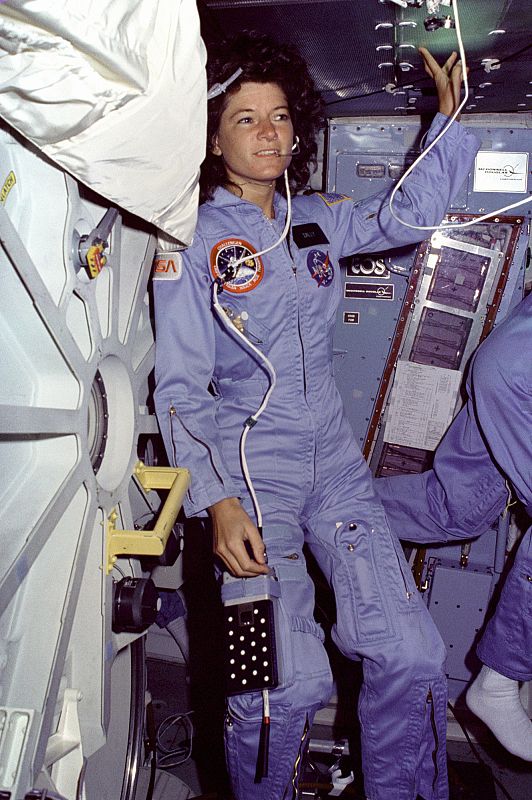 Sally Ride de pie junto a la compuerta del transbordador Challenger con el que viajó en dos ocasiones al espacio