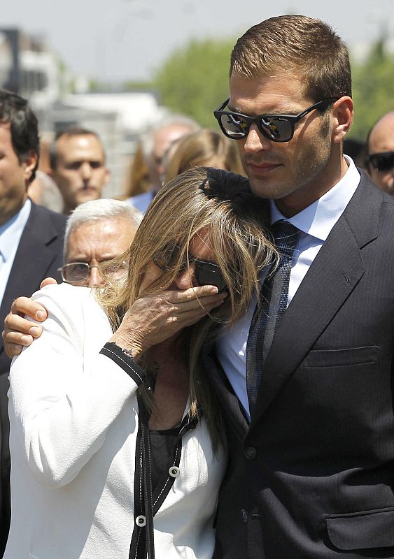 Susana Uribarri, hija del fallecido presentador José Luis Uribarri, junto a su novio Darek