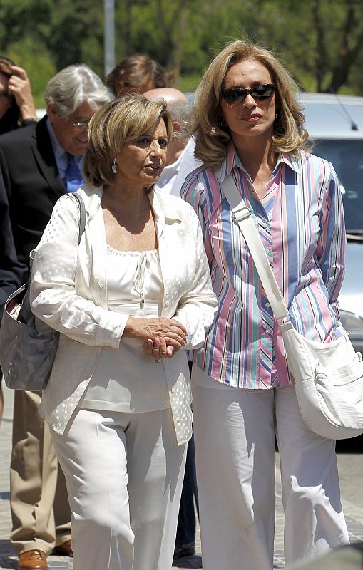 Maria Teresa Campos y Silvia Tortosa en el entierro del presentador José Luis Uribarri.