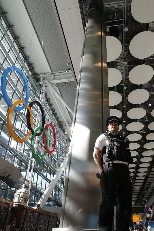 Un policía londinenses patrullando en el aeropuerto de Heathrow dentro del despliegue de seguridad de cara a los los Juego Olímpicos de Londres 2012.