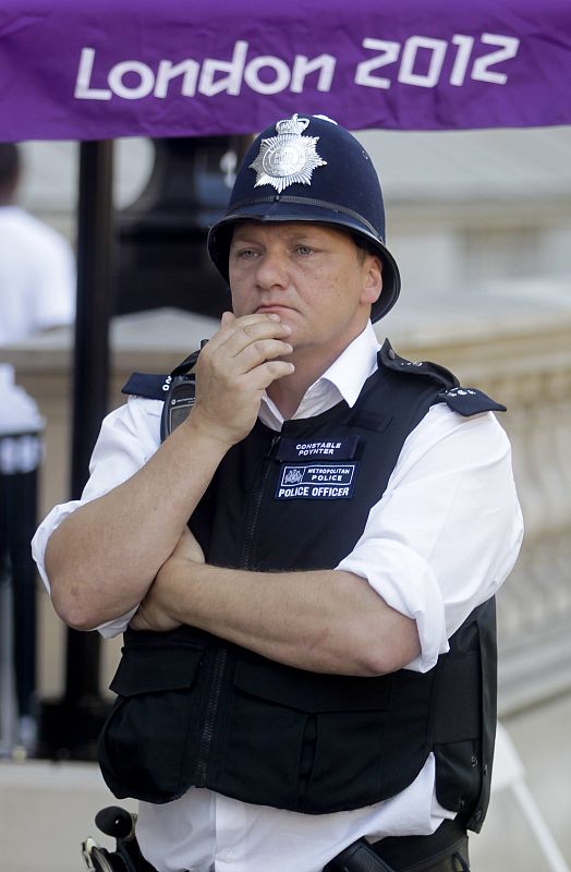 Un policía presta guardia al paso de la antorcha olímpica  en el centro de Londres (Reino Unido).