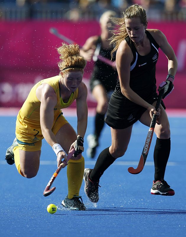 La australiana Georgia Nanscawen y la jugadora de Nueva Zelanda Samantha Charlton durante el partido de hockey femenino.mpic Park in London