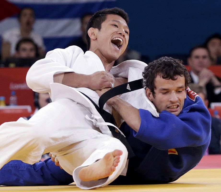 South Korea's Cho Jun-Ho fights with Spain's Sugoi Uriarte in their men's -66kg bronze medal B judo match at London 2012 Olympic Games