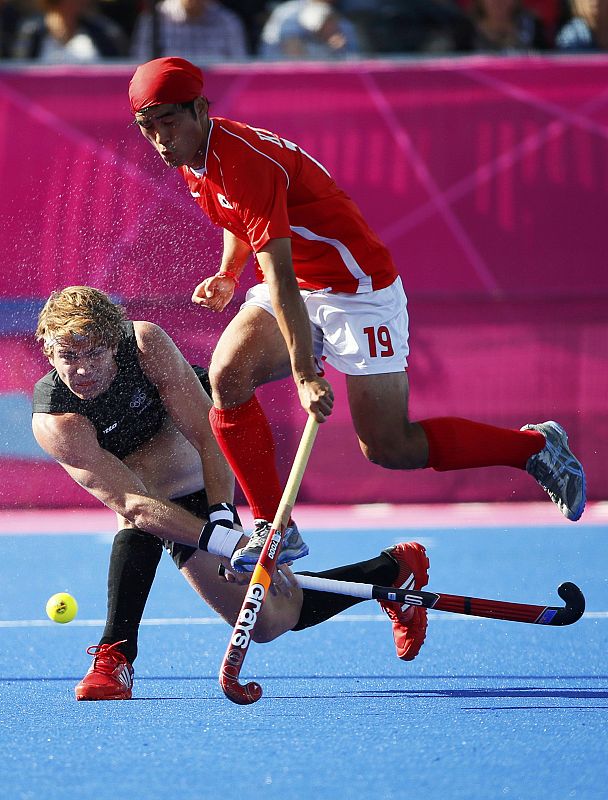 Andrew Hayward de Nueva Zelanda enfrentándose a Kim Young Jin  de Corea del Sur durante el primer partido del grupo B.