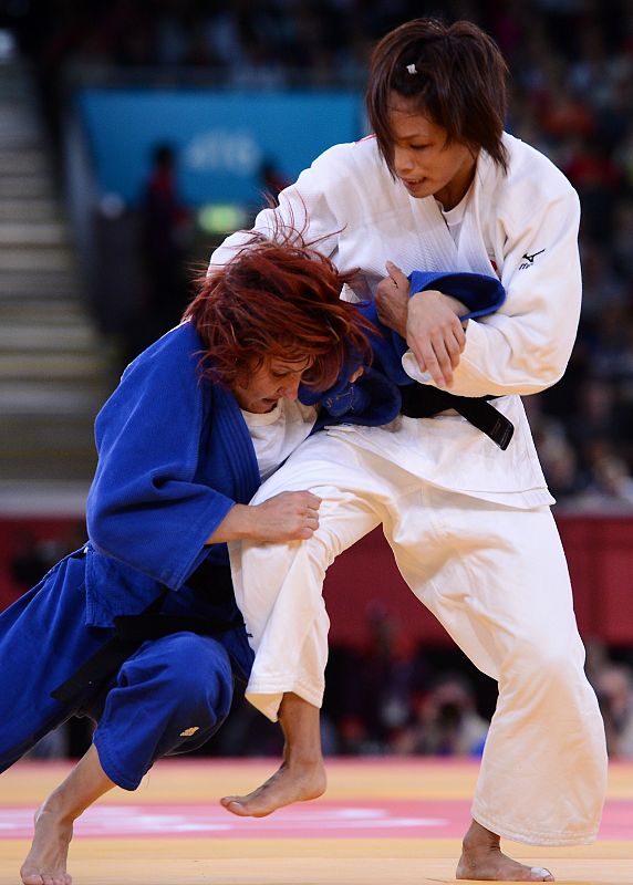 La japonesa Kaori Matsumoto compitiendo con la eslovena Vesna Dzukic, durante la categoría -57kg.