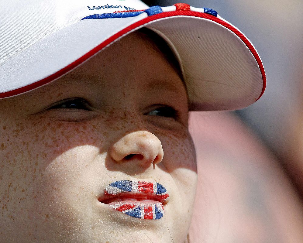 Una niña con los labios pintados con los colores de la bandera británica, anima a su compatriota Larry Godfrey durante la competición de tiro con arco, de los Juegos Olímpicos de Londres 2012.