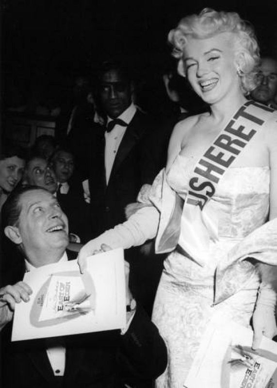 Marilyn Monroe con Milton Berle trabajando como acomodadora de celebridades en el estreno mundial de 1955 de 'Al este del Edén' en Nueva York. 