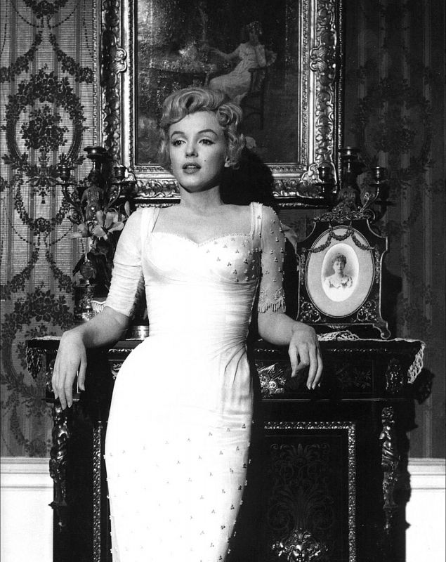 Fotografía promocional de la película 'El príncipe y la corista', 1957.