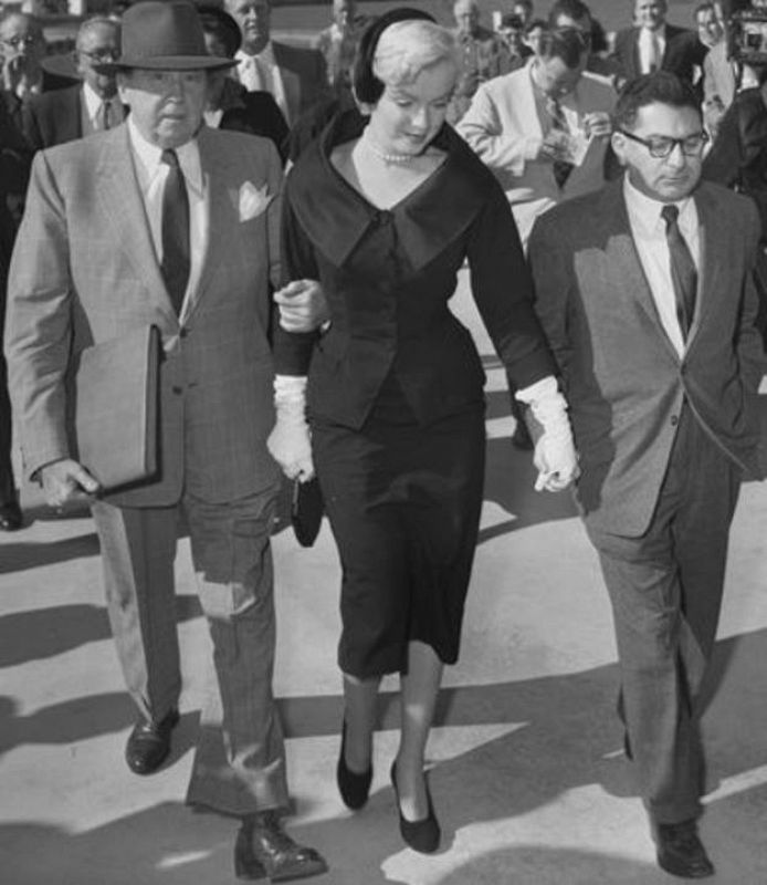 Marilyn Monroe del brazo de su abogado Jerry Giesler en Santa Mónica después del proceso de divorcio de Joe DiMaggio.  A la derecha, el periodista Sidney Skolsky.