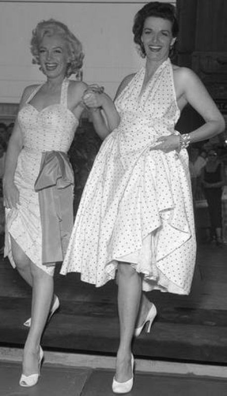 Marilyn Monroe y Jane Russell en el Teatro Chino de Los Ángeles, California, en 1953. 