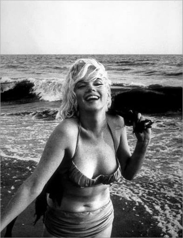 Marilyn Monroe en la playa en 1962.