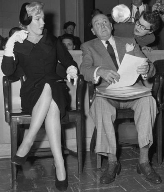 Marilyn Monroe sentada en una sala de audiencias con su abogado Jerry Giesler durante el divorcio de Joe DiMaggio.