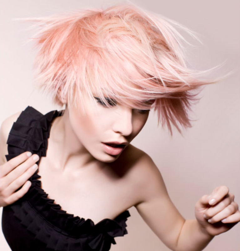 Look corto despuntado con baño rosa, por Daniele de Angelis, de Toni & Guy